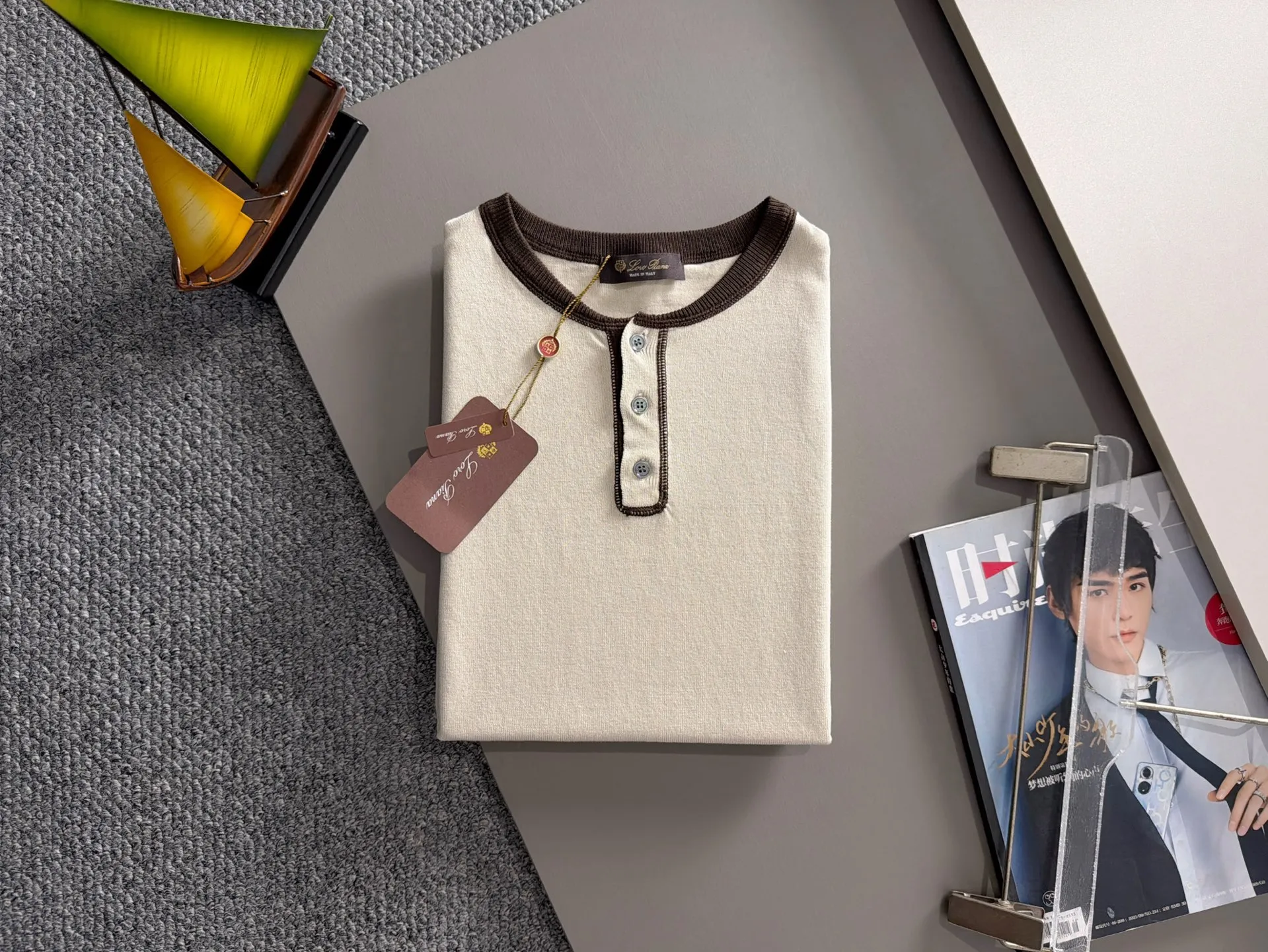 LP high quality Loro Piana 26ss New Arrival men's short-sleeved knitted T-shirt. Made of combed cotton yarn knitted cotton fabric, no pressure when entering and exiting the counter. Exclusive control of raw materials. It feels substantial when weighed, and the upper body is more textured than ordinary T-shirts. This texture can handle the weather easily and is suitable for both hot and cold! Loose fit design, looks noble. The only correct version is available Size: M to 4XL